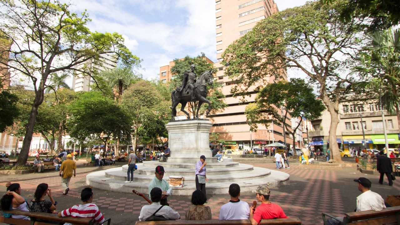 Sanalejo regresa al Parque Bolívar: artesanos, sabores típicos y tradición en el corazón de Medellín