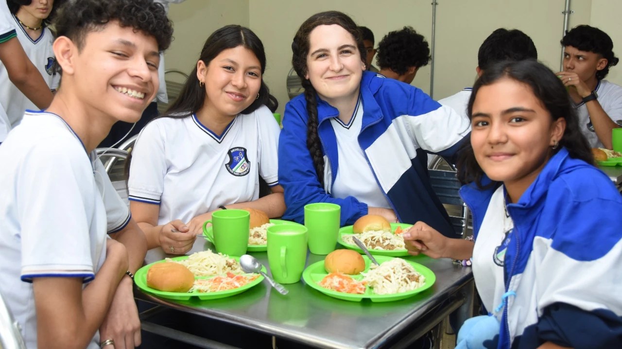 Programa de Alimentación Escolar fortaleció comedores y amplió comida caliente en Medellín