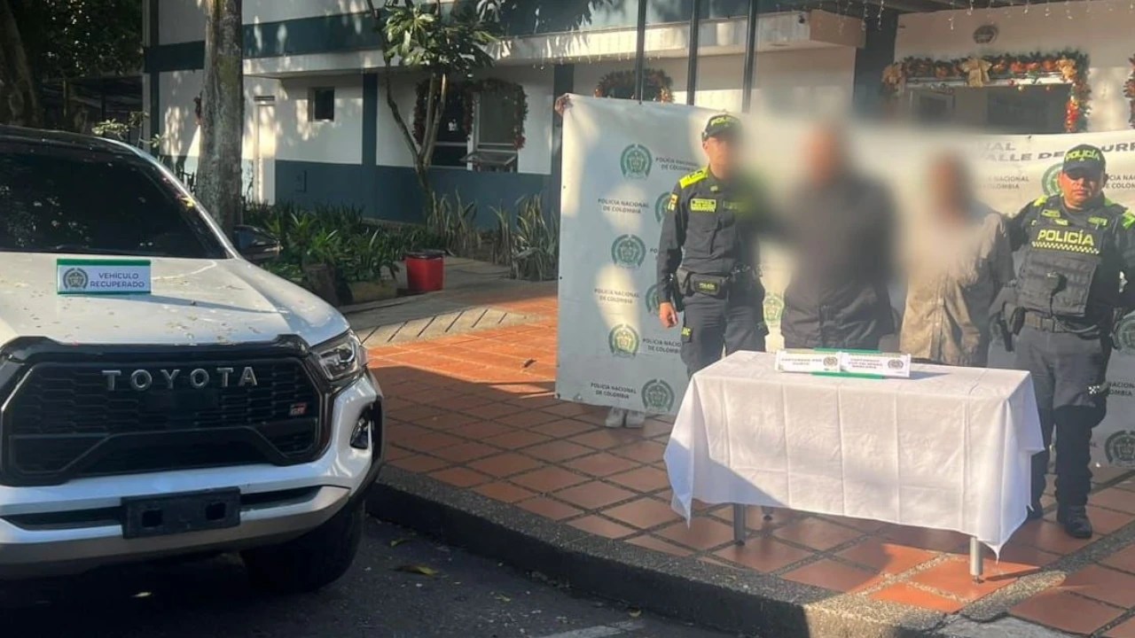 Capturan a dos hombres cuando intentaban cambiar placas de camioneta robada