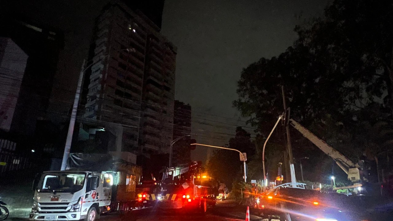 EPM intensifica trabajos para restablecer la energía tras fuerte aguacero del miércoles en Medellín