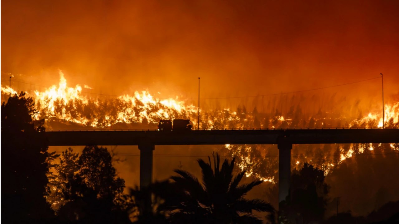 Videos. Incendios sin control en Chile provocan muertes, evacuaciones masivas y toque de queda