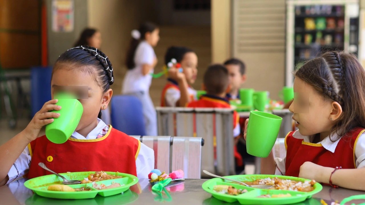 Todos comiendo bien: Medellín garantiza el PAE en 2026 y ampliará cobertura a 256.000 estudiantes