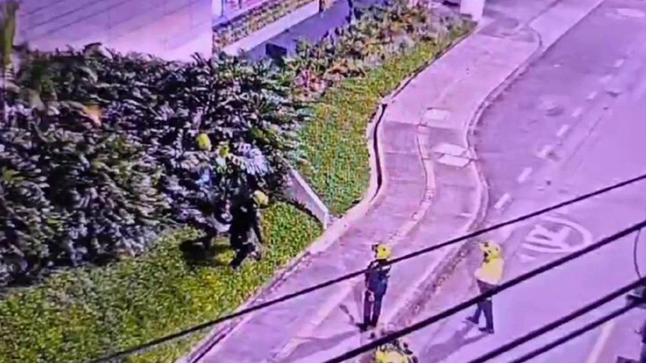 Persecución en plena avenida El Poblado: capturan a hombre armado que huía en moto con placas alteradas