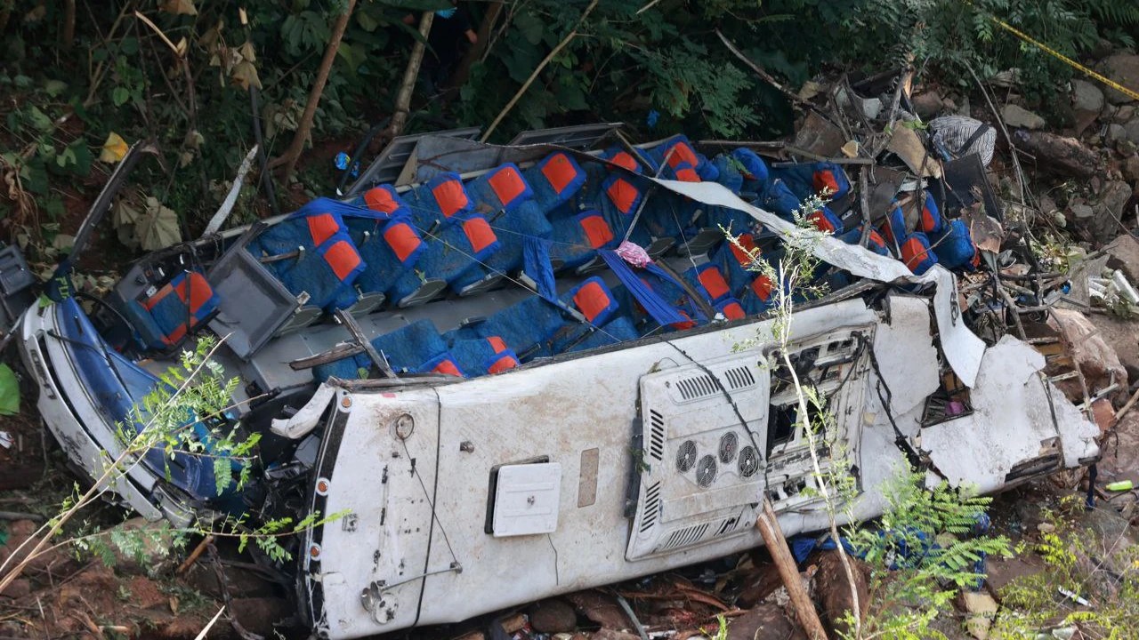 Se cumple un mes de la tragedia del bus con estudiantes del Liceo Antioqueño: familias piden becas para los sobrevivientes