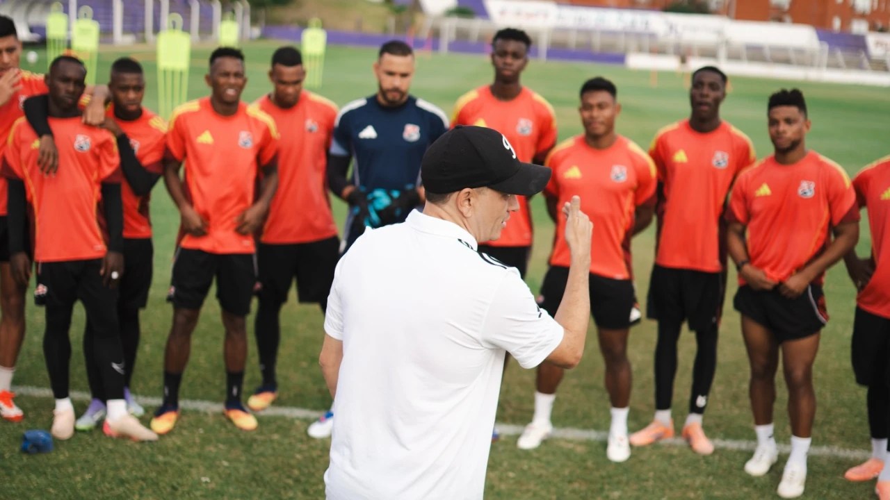 ¡El Poderoso está en territorio charrúa! Medellín está listo para enfrentar esta noche a Liverpool de Uruguay