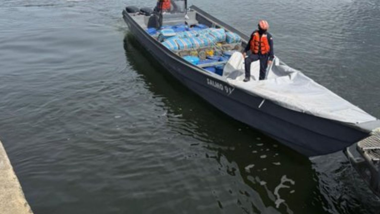 Armada de Colombia incauta más de dos toneladas de estupefacientes en aguas del Pacífico