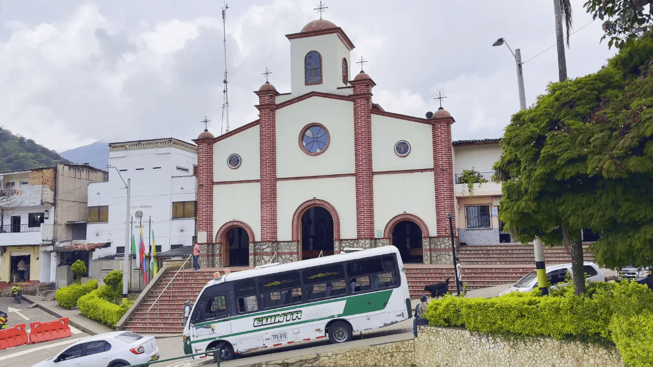 En Caicedo no aguantan un robo más: alcalde denuncia hurtos constantes en la vía principal de acceso