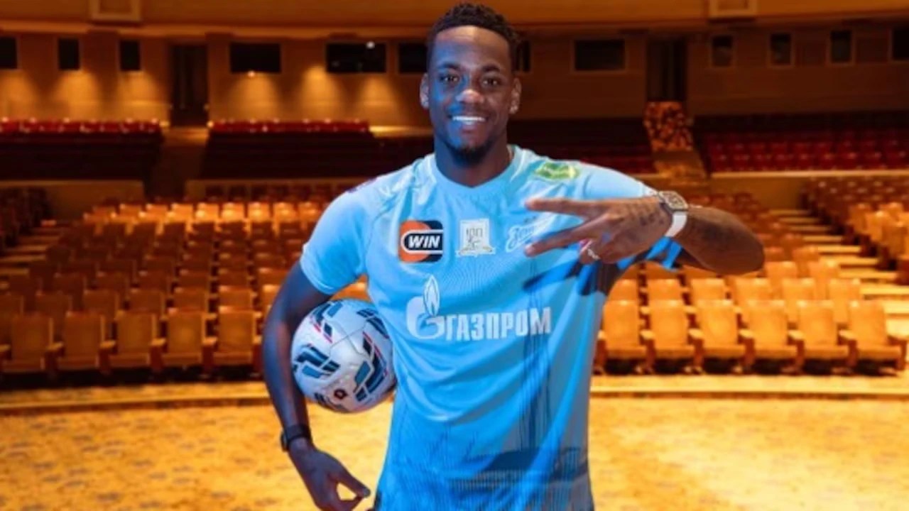 Jhon Jader Durán debutó a los golpes en la liga Rusa: recibió amarilla en solo cinco minutos