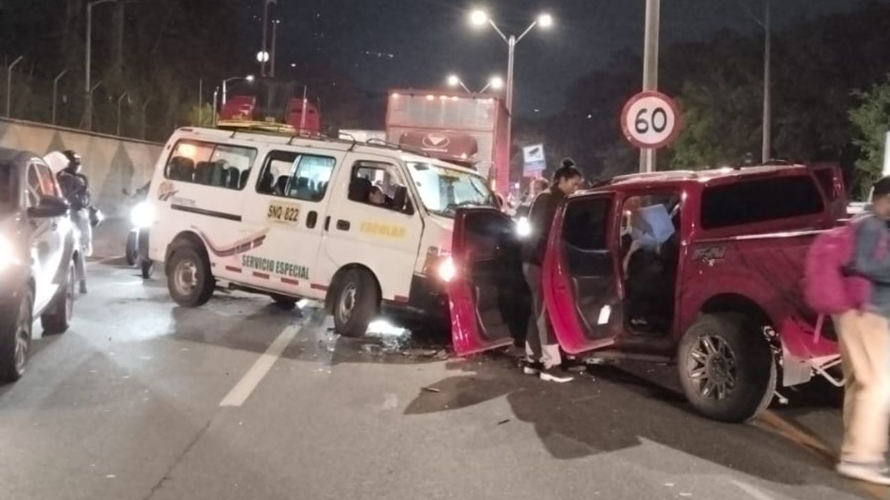 VIDEO: Fuerte choque de frente entre dos vehículos en Bello tiene congestionada la Regional