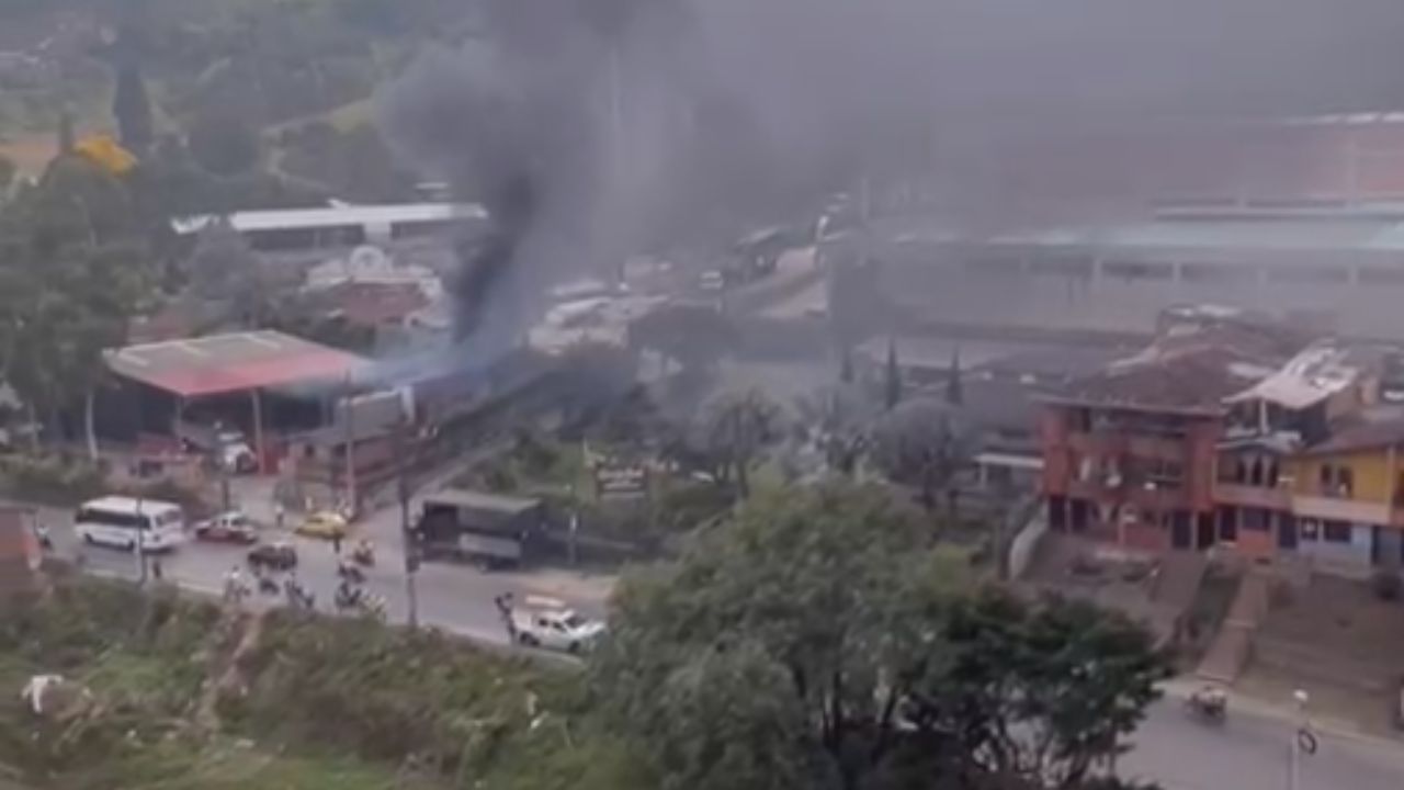 VIDEO: Así fue el incendio en La Estrella: decenas de pipetas estuvieron en riesgo de explosión