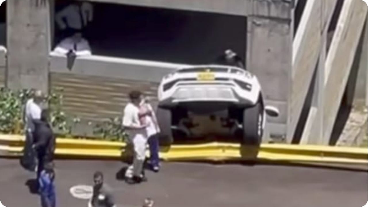 ¿Y el freno? Una camioneta que habían dejado estacionada, terminó volcada en Itagüí