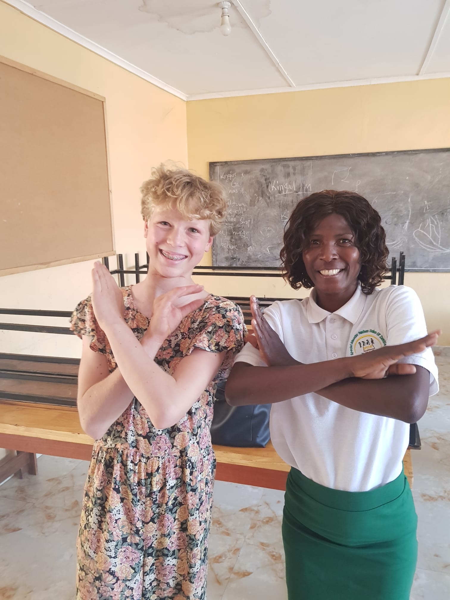 Jet Hillebrand draagt een jaar lang een korte broek voor dove kinderen in Zambia