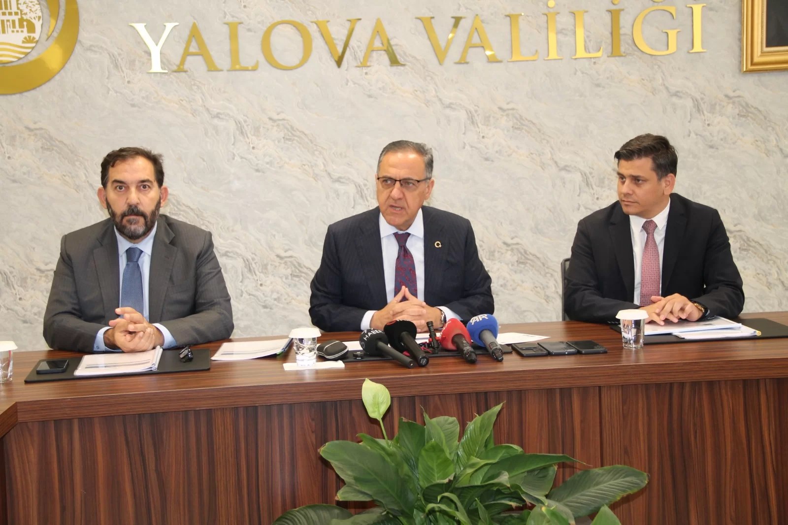 VALİ (2)