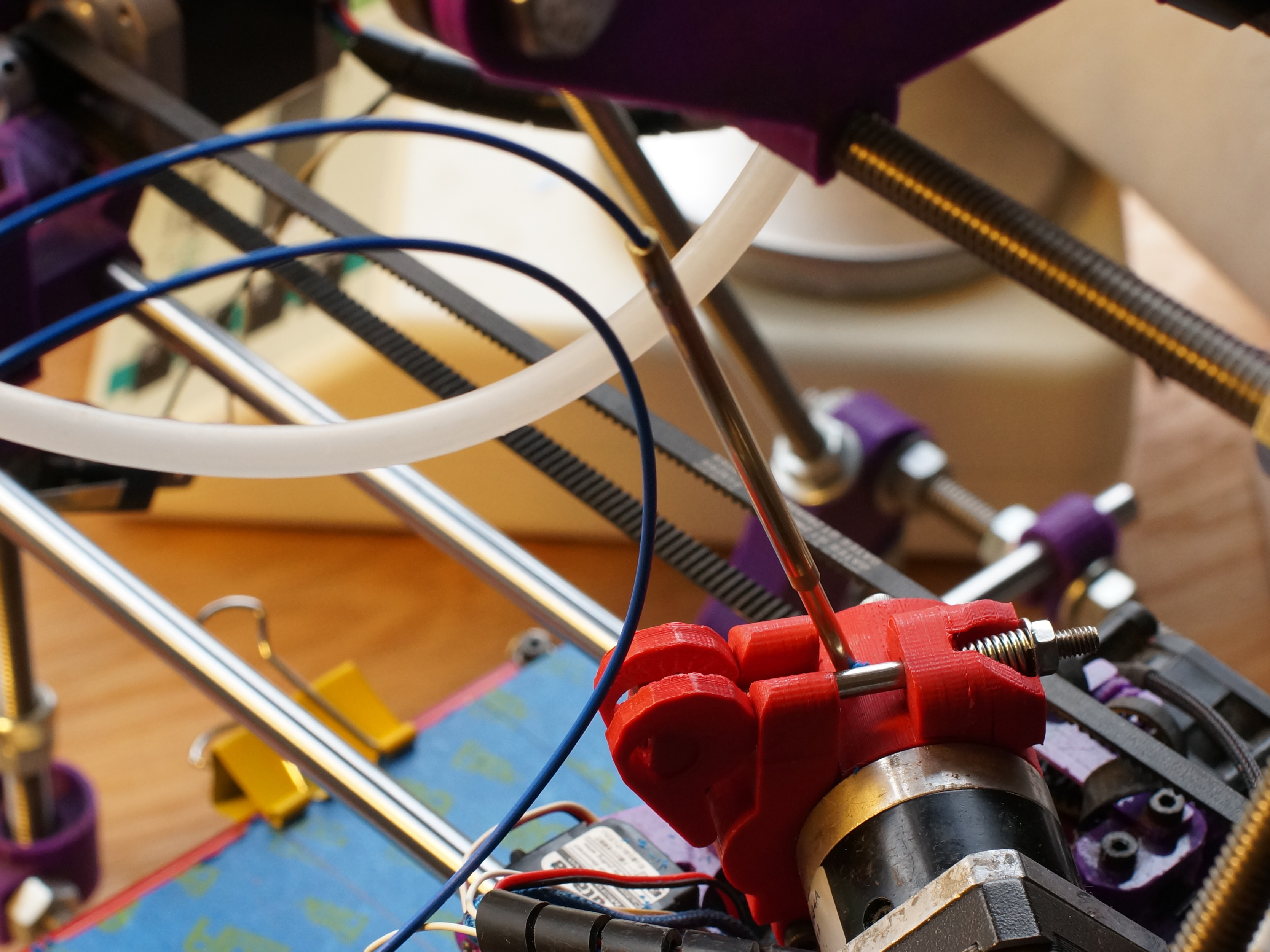 The measuring tool in position pressed against the extruder head.