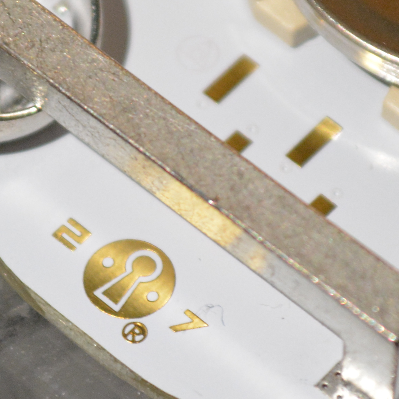 Offset pads for serial connection