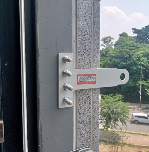 Escape infrastructure typically consists of a fixed or foldable wall attachment, to which the descent gear must be fixed.