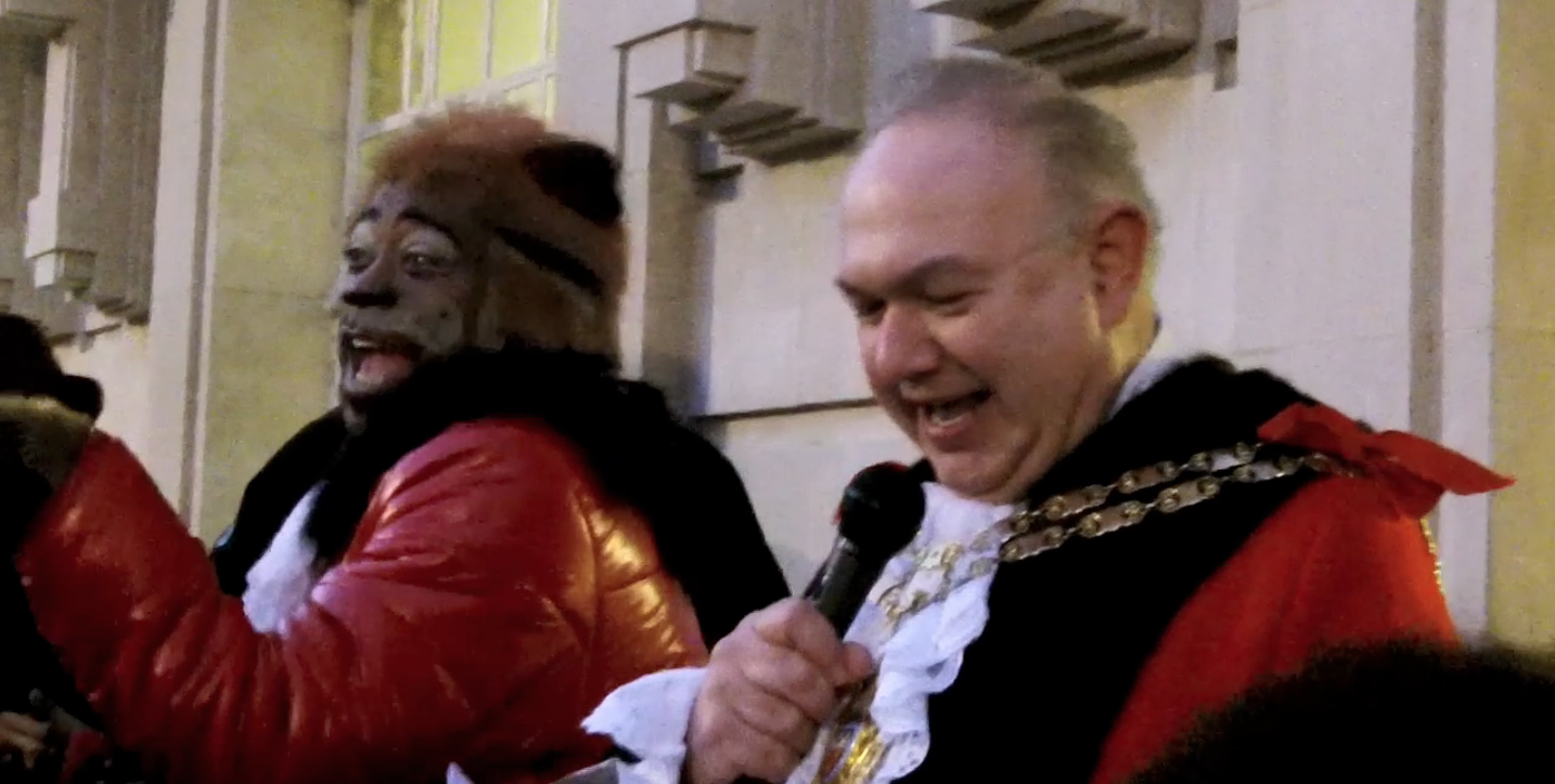 Hackney Speaker turns on christmas lights