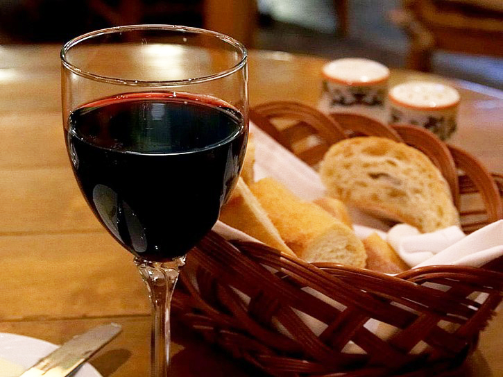 An image of a glass of red wine.