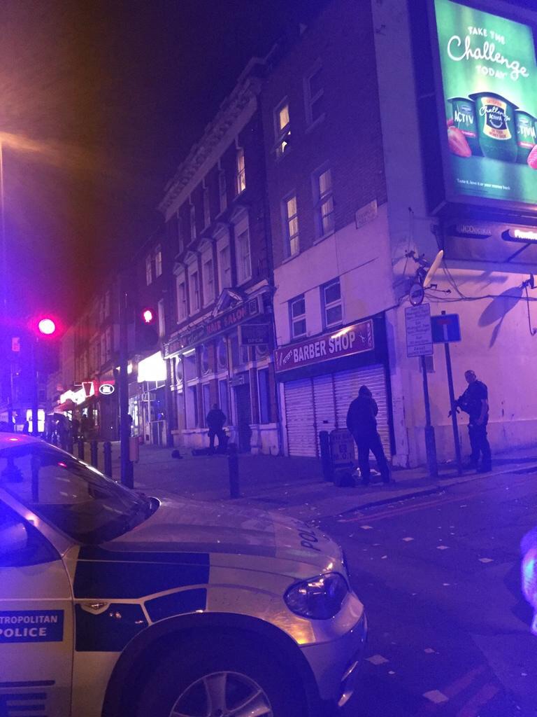 Officers patrol scene of two arrests in Stamford Hill (Credit: @Heimishe)