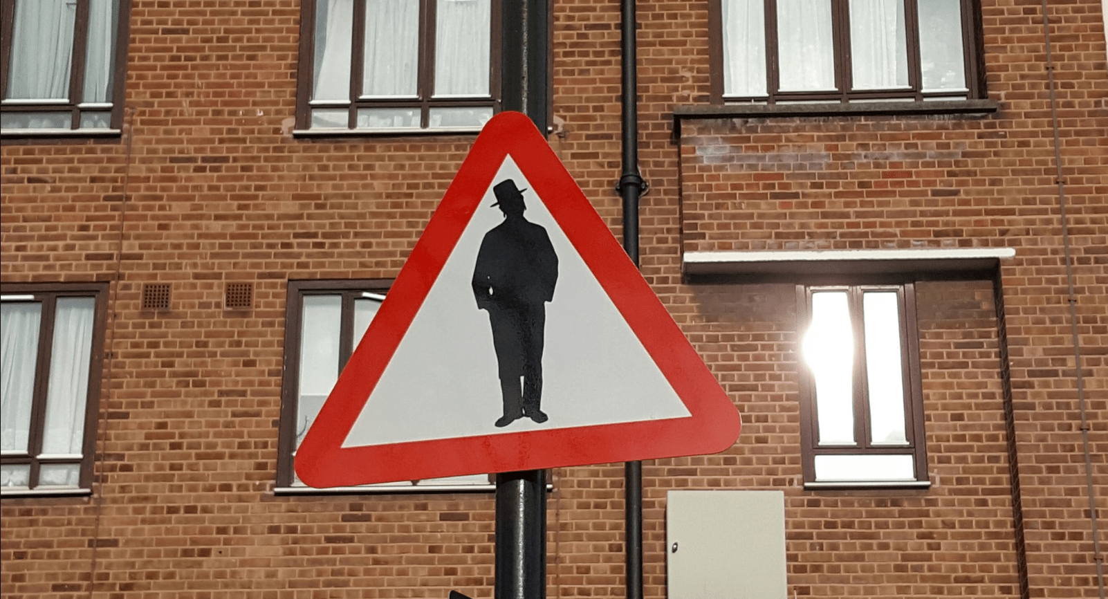 Senior rabbi insists Stamford Hill ‘art project’ sign IS anti-Semitic
