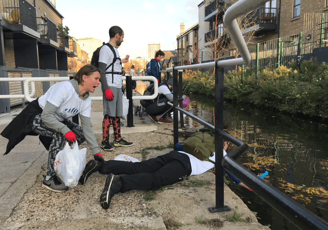 Out plogging: runners cleaning out the river