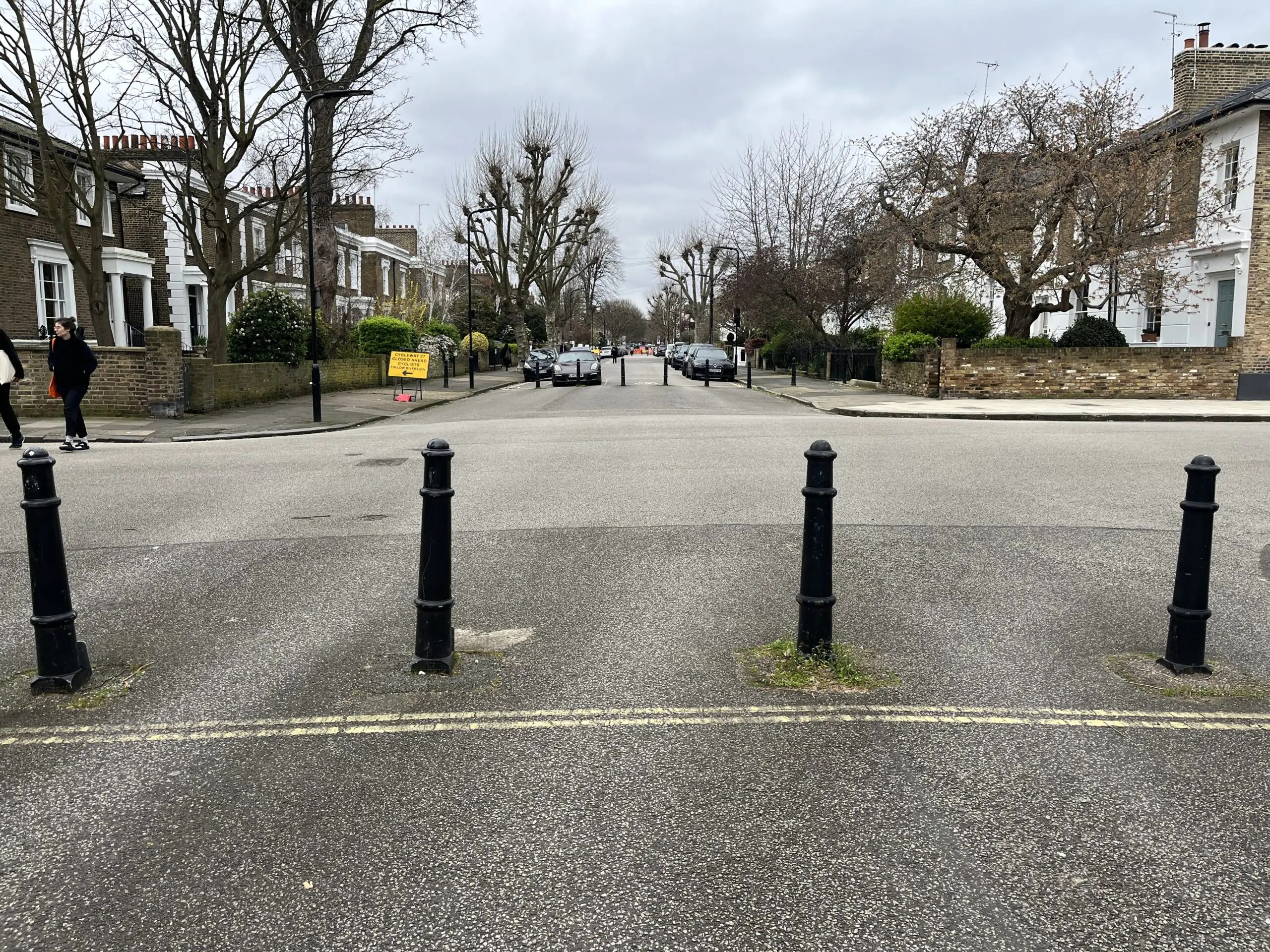 Bollards in De Beauvoir