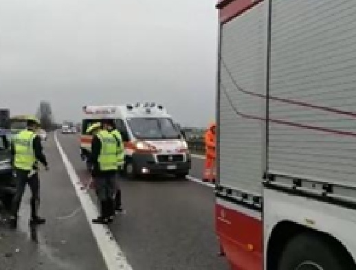 مصرع عامل زراعي مغربي وإصابة ثمانية آخرين في حادثة سير بإيطاليا مصرع عامل زراعي مغربي وإصابة ثمانية آخرين في حادثة سير بإيطاليا
