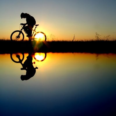 Radfahrer im Sonnenuntergang