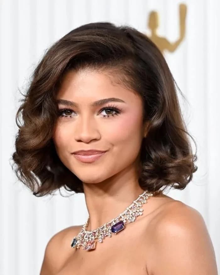 What does a short bob haircut look like