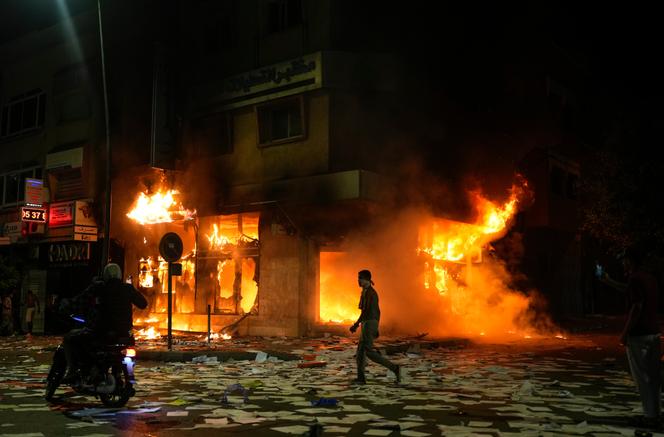 Une banque incendiée et pillée lors des manifestations pour réclamer des réformes dans les domaines de la santé et de l’éducation, à Salé (Maroc), le 1ᵉʳ octobre 2025.