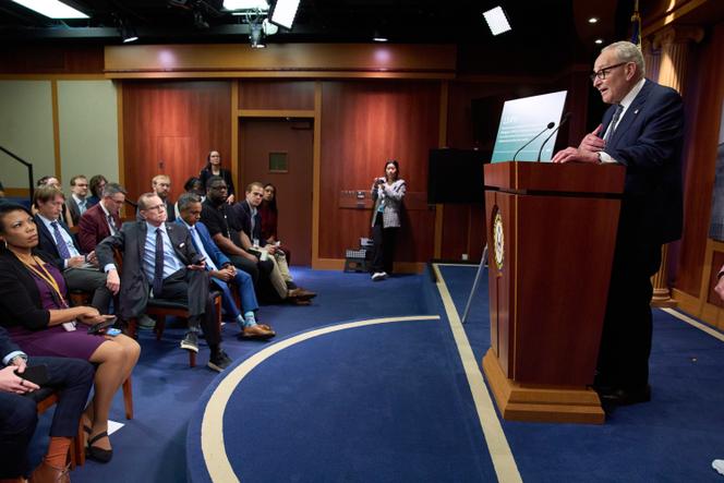 Le chef de la minorité au Sénat, Chuck Schumer (démocrate de New York), s’adresse aux journalistes au sujet du shutdown, au Capitole à Washington, le 30 septembre 2025.