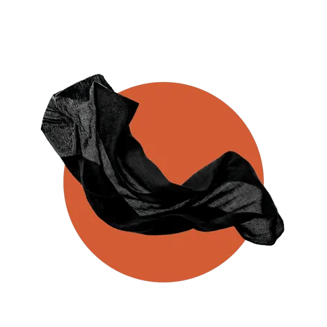 Tela negra en movimiento sobre círculo naranja, símbolo de materiales textiles en diseño circular