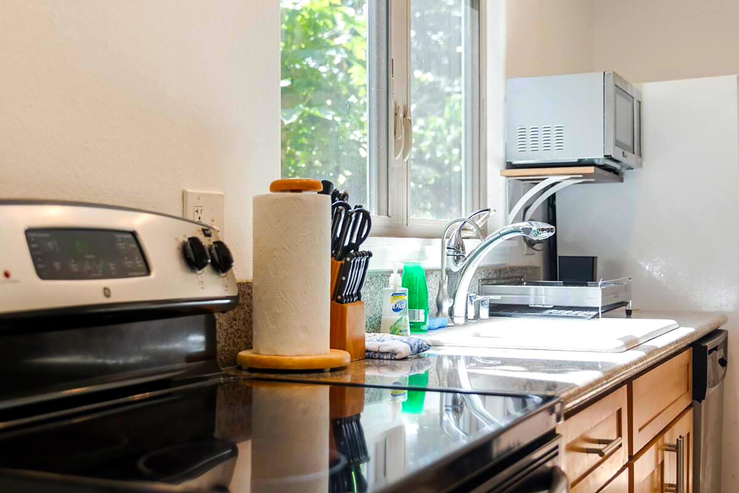 Modern full kitchen in family beach house Oahu — Tropical Home North Shore