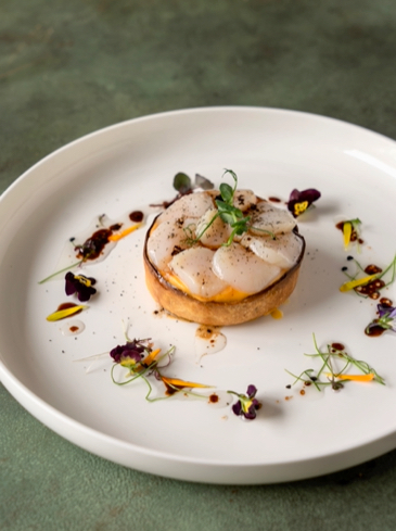 Pompoentaartje met carpaccio van coquilles met truffelvinaigrette