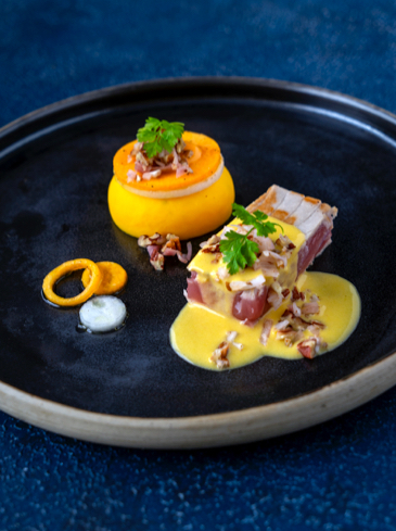 Tonijn mi-cuit met pecannoten en gemarineerde sjalot, butternut