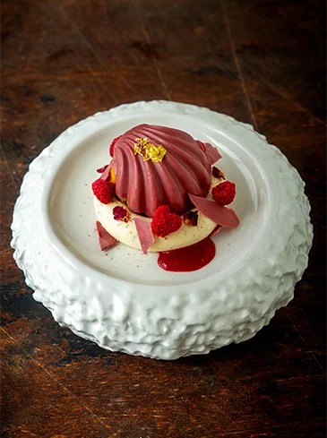 Pistache-kardemommadeleines met ruby chocolade, vanillebavarois