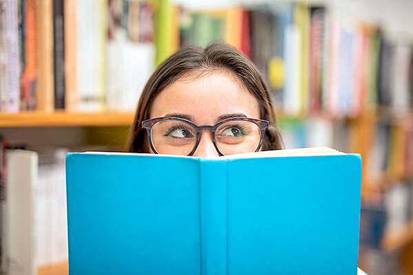 「チラ見する」や「覗き見る」は英語で？