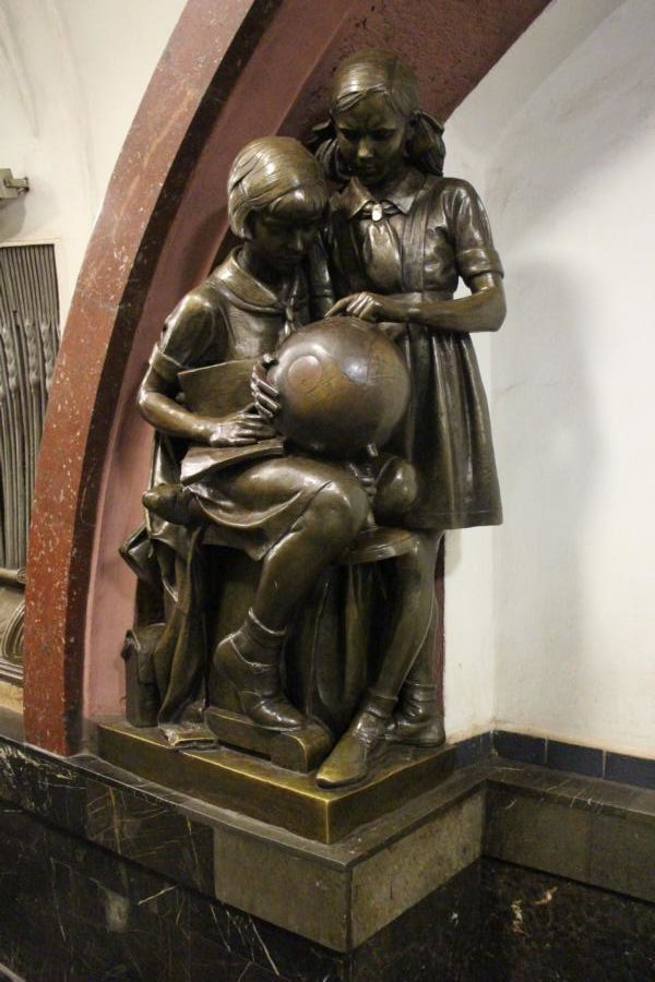 Statue von Schülerin und Schüler