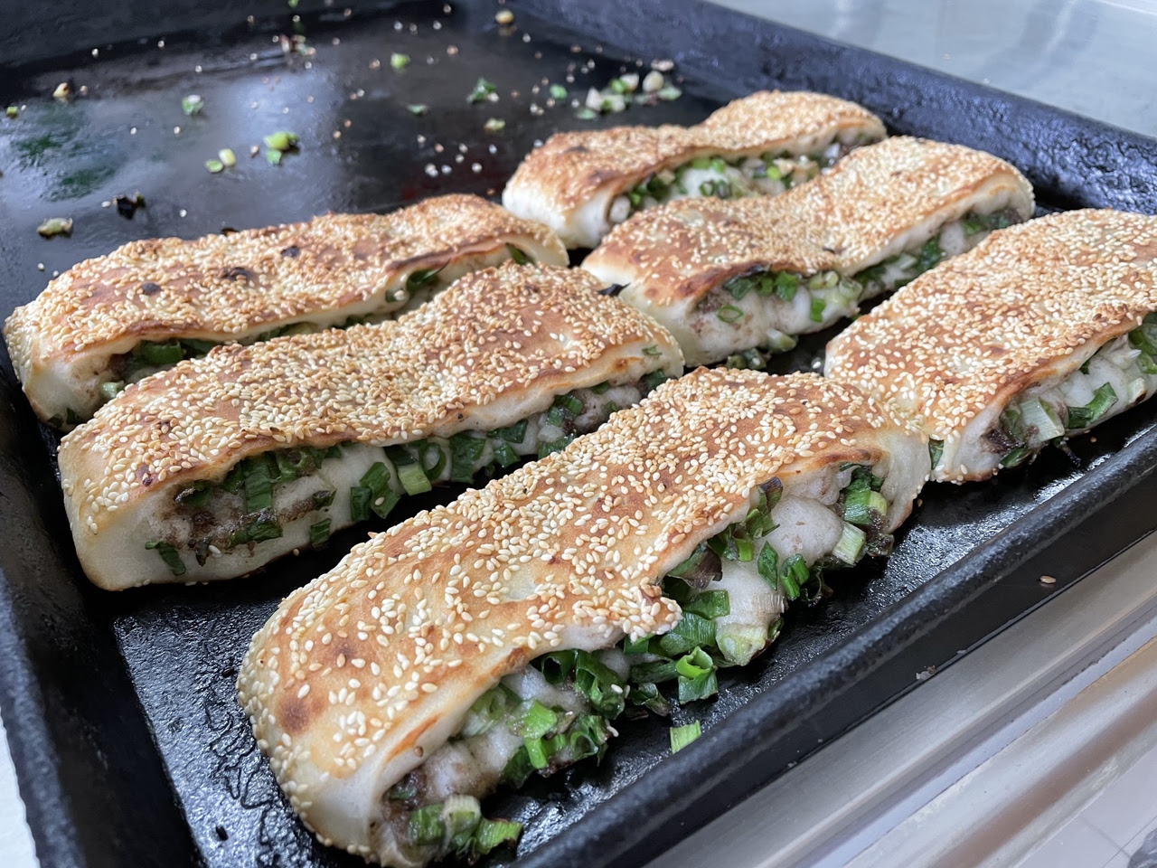 台南最強燒餅！老饕在地蔥餅，連台南人都朝思暮想的老麵蔥酥餅｜三赫老麵燒餅