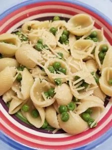 25 Easy Family Dinner Ideas that are quick weeknight meals perfect for kids. Don't stress after work this variety of healthy family friendly meals are pastas, rotisserie chicken, crockpot meals and more. #easyfamilydinnerideas, #familydinnerideas, #quickweeknightmeals 25 Easy Family Dinner Ideas that are quick weeknight meals perfect for kids. Don't stress after work this variety of healthy family friendly meals are pastas, rotisserie chicken, crockpot meals and more. #easyfamilydinnerideas, #familydinnerideas, #quickweeknightmeals