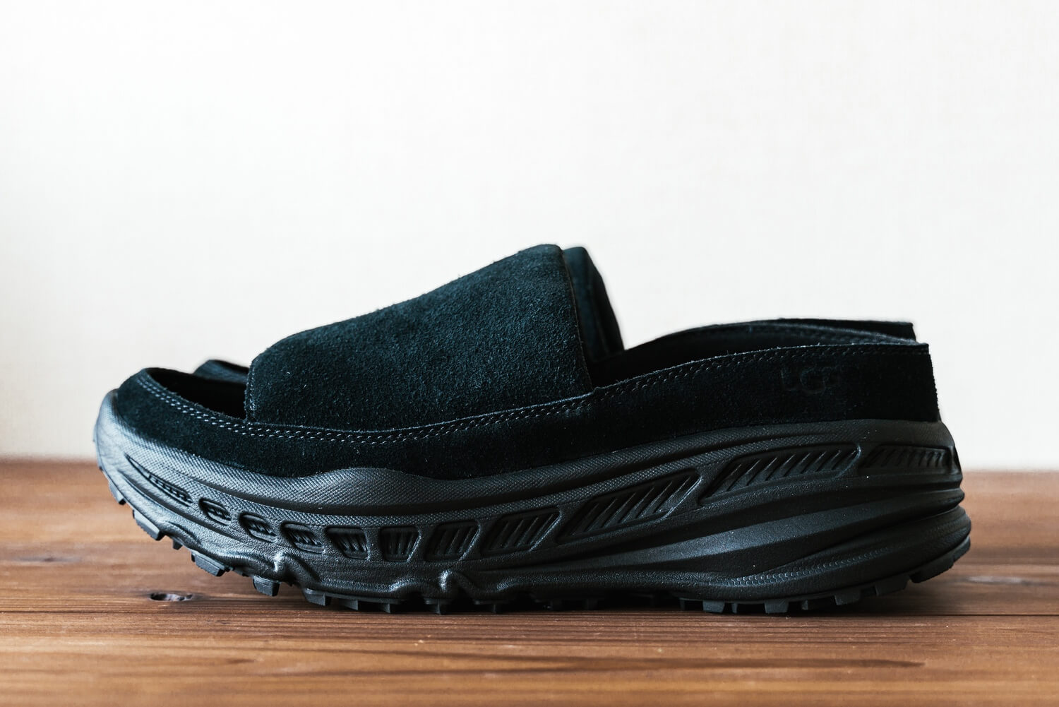 N. HOOLYWOOD × UGG のコラボサンダル「SLIDE」を購入しました