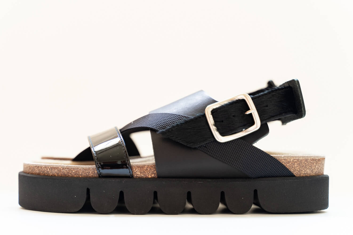 かまぼこソールが特徴的なHender Schemeのレザーサンダルを購入