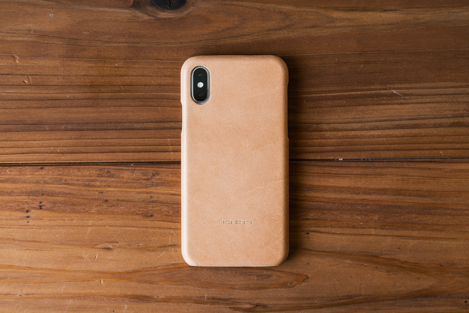 エンダースキーマのiPhoneケース。経年変化するレザーケースを買った