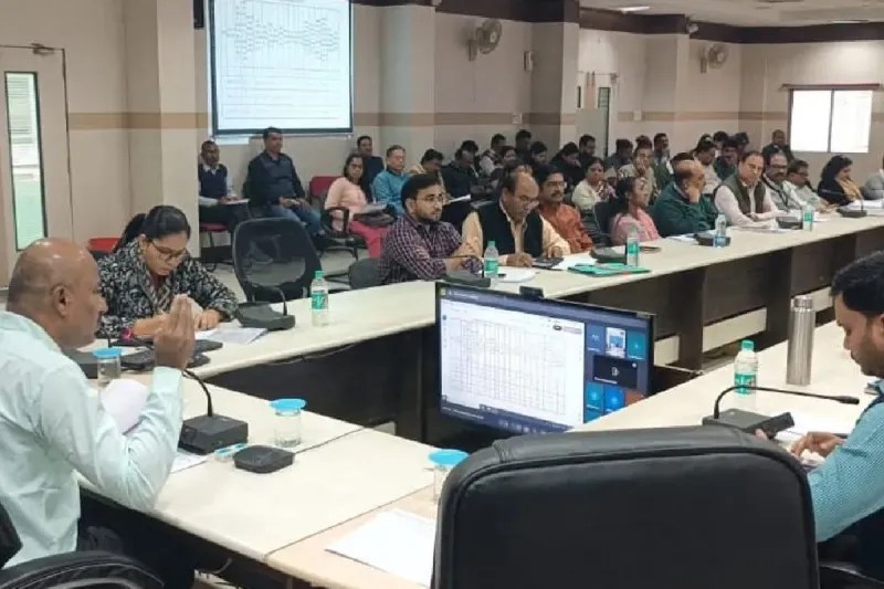 सीहोर में भू-अर्जन की धीमी प्रगति पर कलेक्टर बालागुरु का सख्त रुख
