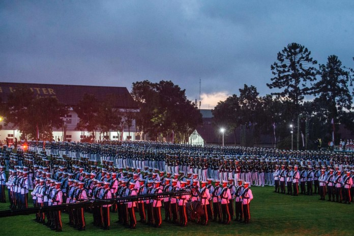 Presiden Prabowo Subianto memimpin parade senja di Akmil Magelang, didampingi Presiden ke-6 SBY dan Presiden ke-7 Jokowi, Kamis (27/2/2025). Foto: Istimewa