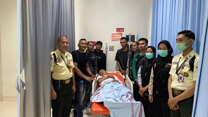 Korban pohon tumbang Wakil Wali Kota Bogor, Jenal Mutaqin, menjenguk korban pohon tumbang di RS PMI untuk memastikan kondisi dan penanganan medis yang diberikan. Foto: Iatimewa