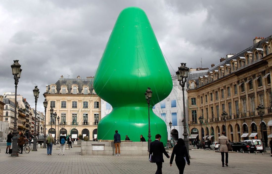 Giant buttplug in Paris Giant buttplug in Paris