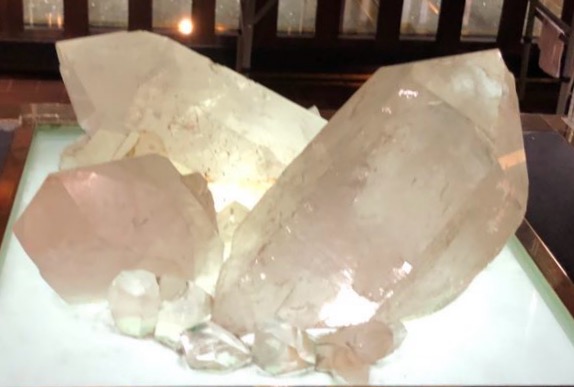 【日本式双晶】84°33′の角度で接合したハート型の水晶