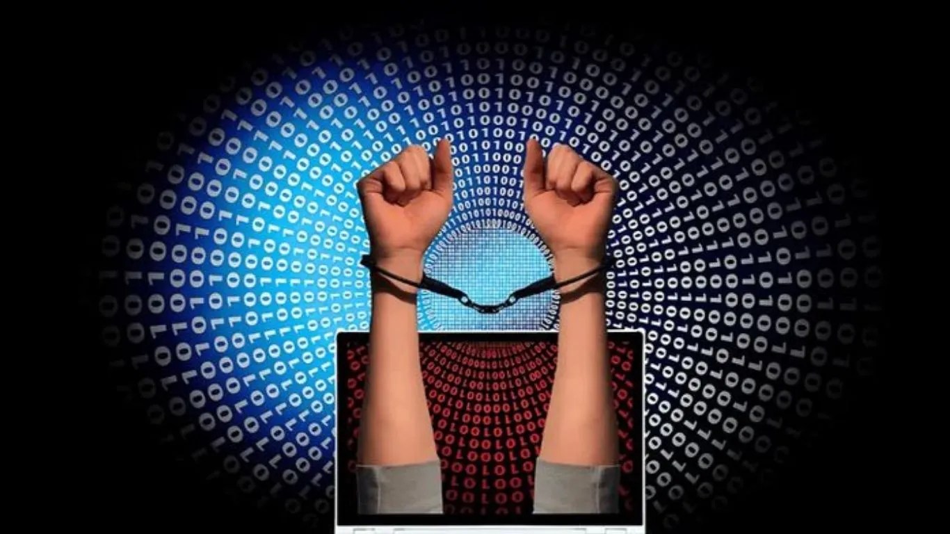 Noida Cyber Fraud: साइबर ठगों का शिकार बना रिटायर्ड कर्मचारी का परिवार, 3.21 करोड़ की ठगी!