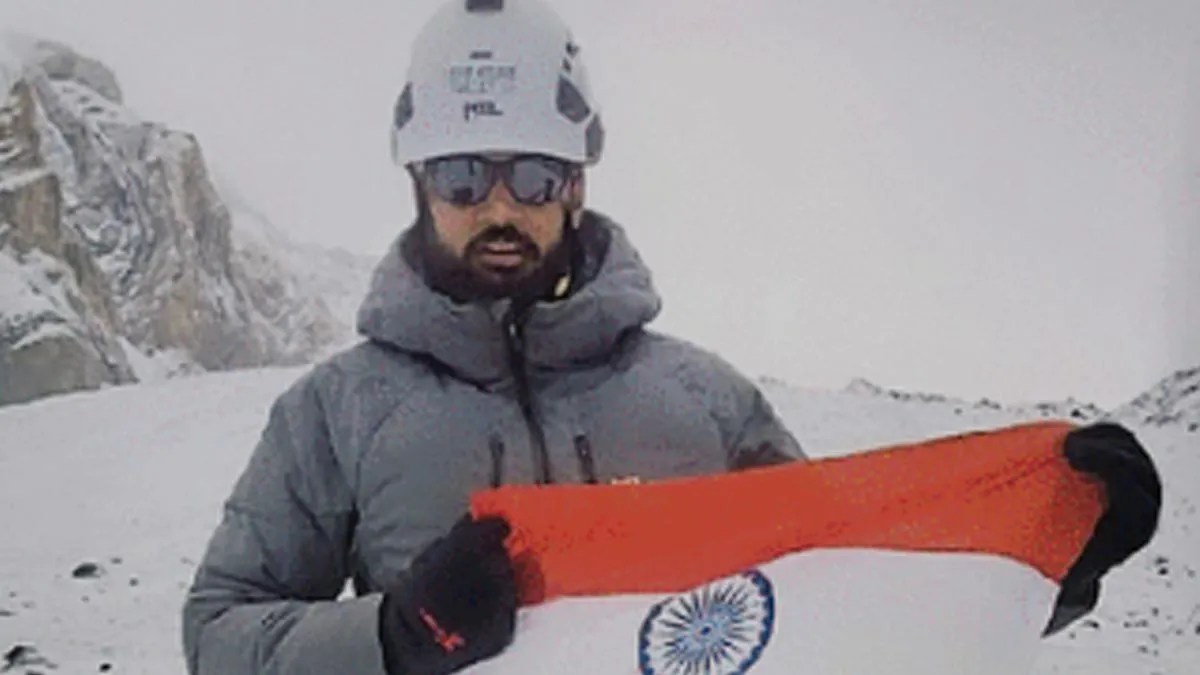 Mount Manirang पर तिरंगा लहराकर सूर्य नमस्कार! महेश ने रचा विश्व रिकॉर्ड